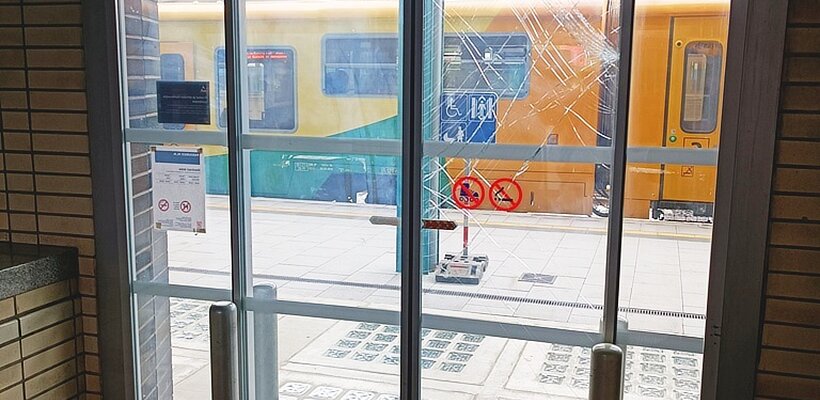 Okradený muž se čtyřmi promile stíhal zloděje batohu. Vrazil do dveří