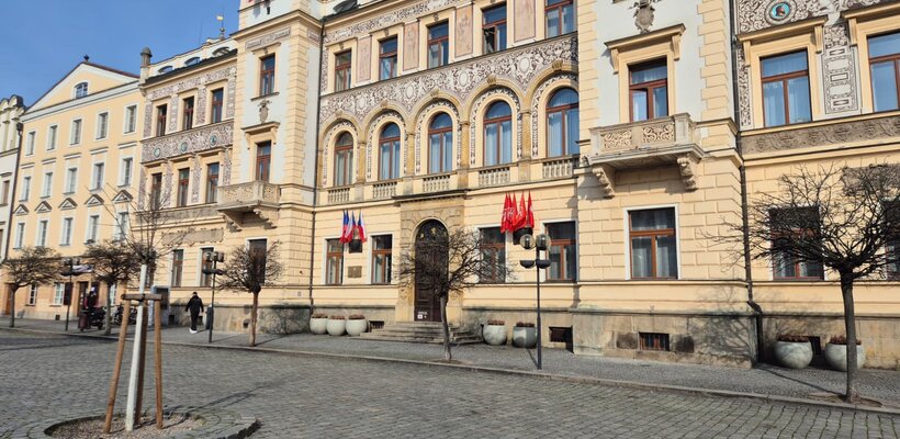 Balkony pardubické radnice jsou zpět, po měsících náročné práce se vrátily na své místo