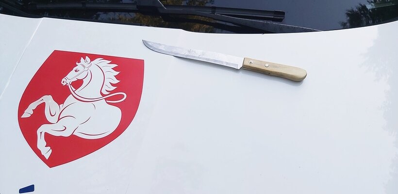 Do auta kopal agresivní muž s nožem v ruce