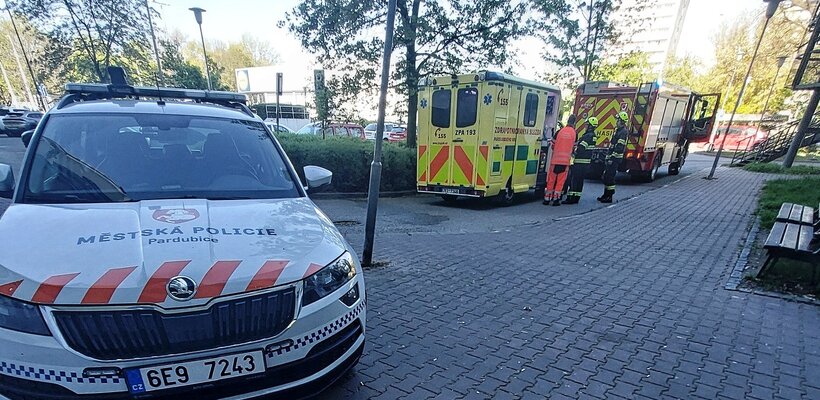 Seniorka ležela v bytě několik dní, zachraňovali ji strážníci a hasiči; Sedm dětí pod vlivem alkoholu