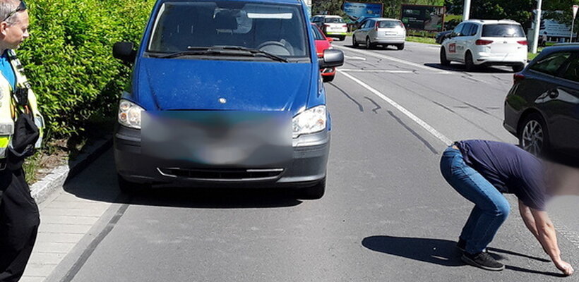 Muže zaujaly domovní zvonky, strážníky zase to, že nemá kalhoty; Šrouby a matice; Kradl rychle a zběsile. Akorát dveře netrefil; Strážníci předali policistům dva hledané muže