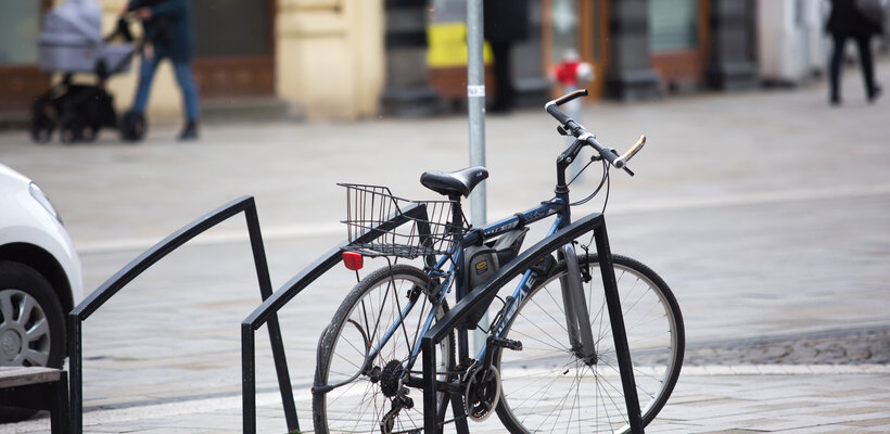 Centrum města je bohatší o desítky nových stojanů