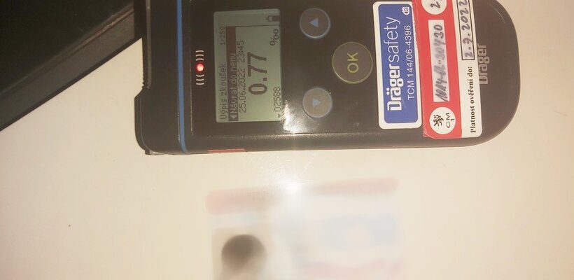 Šetnáctiletí v noci. Mladík na kole s pod vlivem alkoholu, dívka v taxíku pod vlivem drog