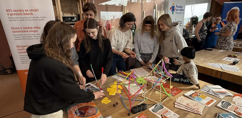 Desítky organizací ukázaly studentům, jak vypadá práce v sociálních službách
