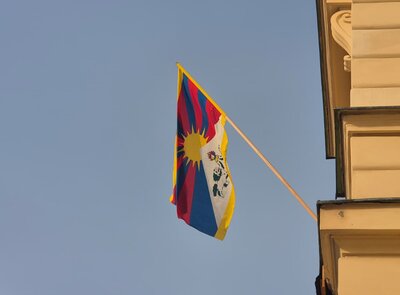 Pardubice dnes opět vyvěsily Vlajku pro Tibet