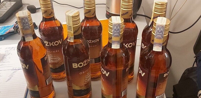 Příprava na kulinářský večer skončila fiaskem; Muž se v červnu připravoval na Vánoce, zcizil 8 lahví rumu