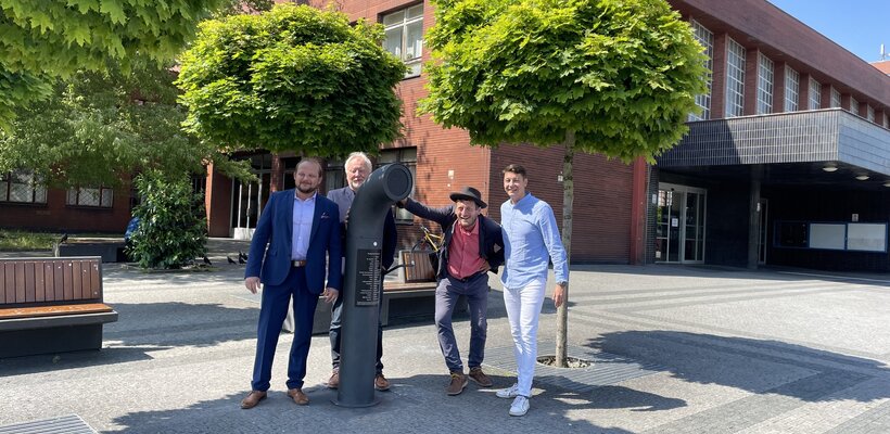 Před pardubickým nádražím vyrostla ze země poetická roura. Poesiomat básní a zpívá o Pardubicích