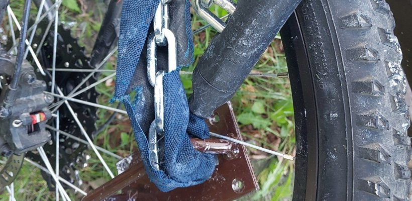 Ukradené kolo našli strážníci i s řetězem a ukotvením ke zdi; Žena na vozíku bez manžela nemohla odjet domů