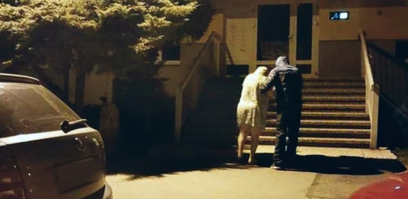 Seniorka venku mrzla jen v noční košili. Nevěděla jak se ocitla venku; Myslel, že drahé kolo uklidil. Místo toho bylo u nás