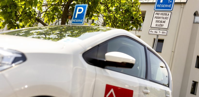 Pardubice usnadní práci pečovatelům. Nová parkovací místa urychlí domácí péči