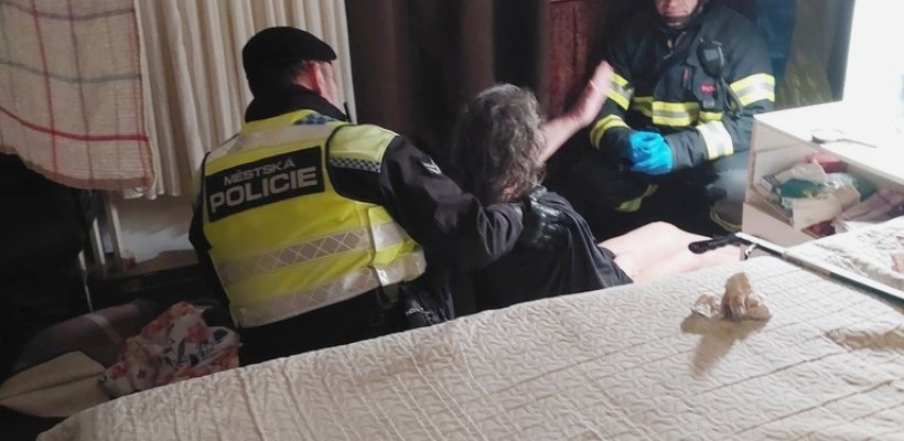 Seniorka v bytě ležela už druhý den na zemi. Na pomoc přijeli strážníci i hasiči; Žena se ztratila z bytu, zabloudila za plot a nemohla ven