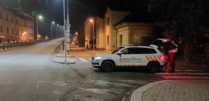 Strážníci našli zraněnou seniorku na ulici ve tři hodiny ráno; Zdvihl do sebe 15 kozlů a usnul ve zdviži. Další opilec se povaloval po autech
