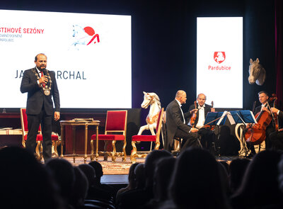 Pardubice rozhodly o udělení ocenění za mimořádné zásluhy. Slavnostní předání proběhne na konci května v rámci Zahájení dostihové sezóny Pardubice 2026