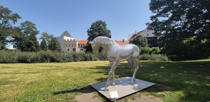 Kůň zůstává natrvalo. Město odkoupilo sochu od autora
