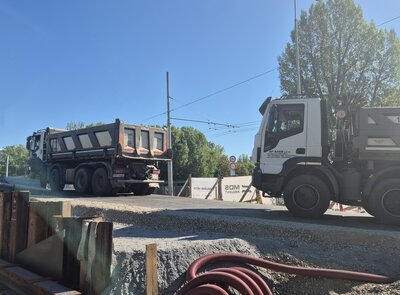 Provizorní most u Kapitána Bartoše prošel zatěžovací zkouškou. V září se na něj vrátí auta, autobusy i trolejbusy