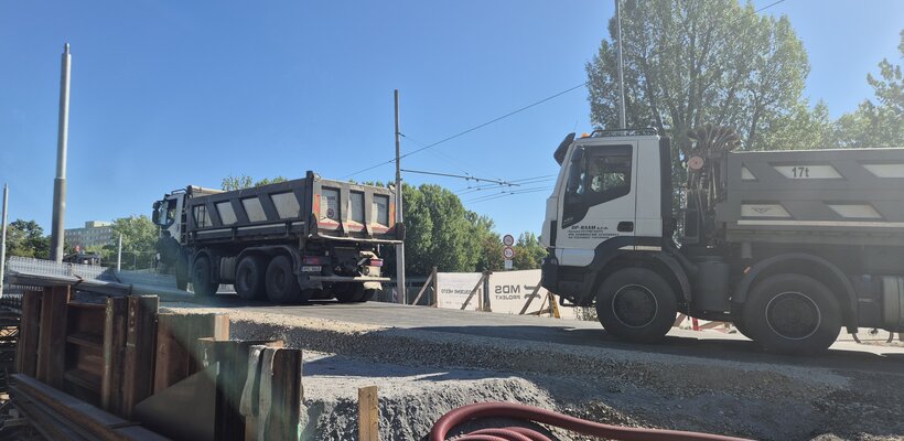 Provizorní most u Kapitána Bartoše prošel zatěžovací zkouškou. V září se na něj vrátí auta, autobusy i trolejbusy