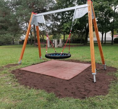 Herní prvek Ptačí hnízdo 1,0 1M&nbsp;<span style="font-size: 3.2rem;">osazený do prostoru oplocené odpočinkové zóny&nbsp;</span><span style="font-size: 3.2rem;">umístěné před bytovým domem čp. 835–839 v ulici Bartoňova, Pardubice</span><div><br></div>