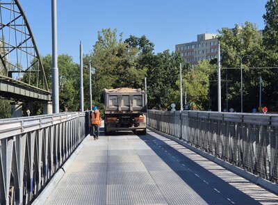 Provizorní most u Kapitána Bartoše prošel zatěžovací zkouškou. V září se na něj vrátí auta, autobusy i trolejbusy