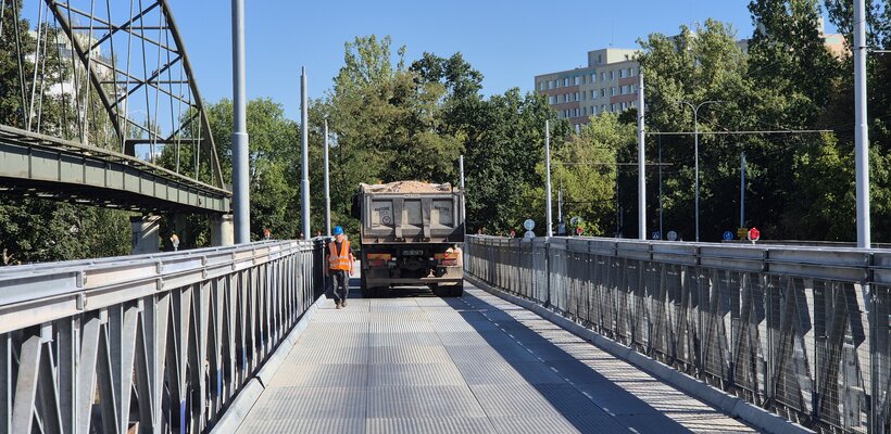 Provizorní most u Kapitána Bartoše prošel zatěžovací zkouškou. V září se na něj vrátí auta, autobusy i trolejbusy