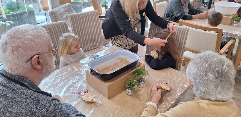 Klienti Domova pro seniory na Dubině mají díky dětem z MŠ Safari Baby Club pestřejší program