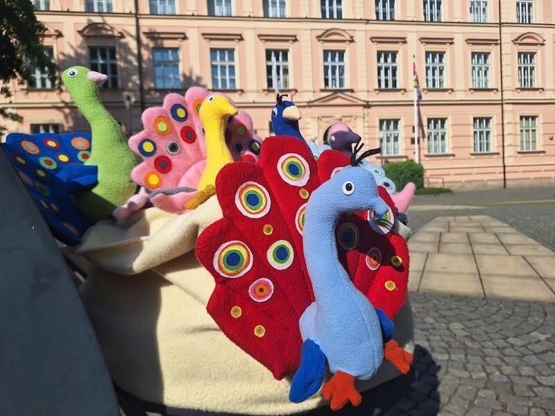 Den Pardubického kraje: Hra pro děti o 26 plyšových pávů