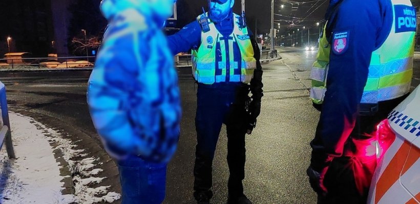 Sedm lidí po škole a jedna na hřbitově. Vysvobodili je strážníci; Mladý muž zkusil štěstí s mrazem i silnicí