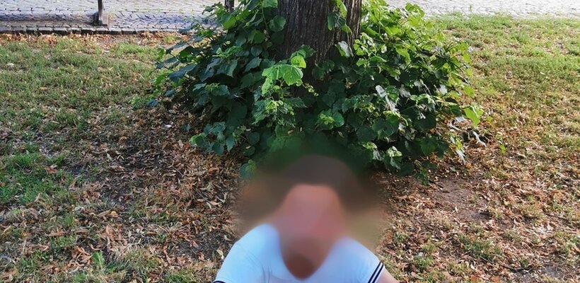 Hosté vinárny měli posezení zpestřené o nežádoucí vystoupení i policejní zásah; Zraněnou seniorku zachránila kamarádka, soused i strážníci; Žena nadýchala přes 4 promile