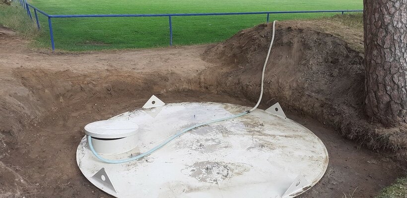 Na hřišti klubu SK Pardubičky vybudovali další akumulační nádrž na vodu