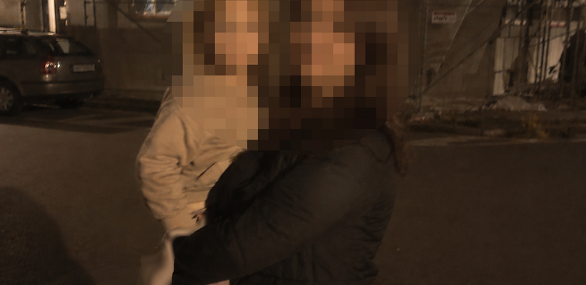 Opilá matka skoro se 3 promile. Pro vnučku musela v noci přijet babička