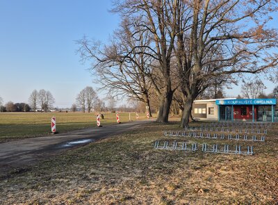Město rozšíří parkování u koupaliště Cihelna, chce, aby bylo hotové před letní sezonou