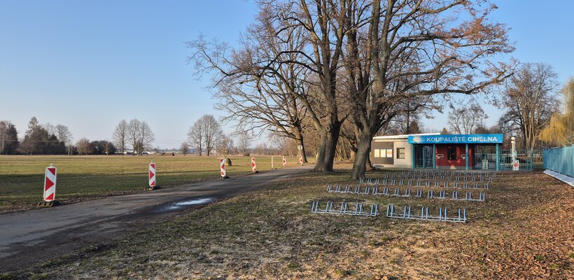 Město rozšíří parkování u koupaliště Cihelna, chce, aby bylo hotové před letní sezonou