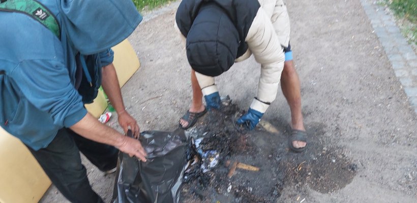 Doba měděná. Před lavičkou si roztopili oheň a vypalovali kabely