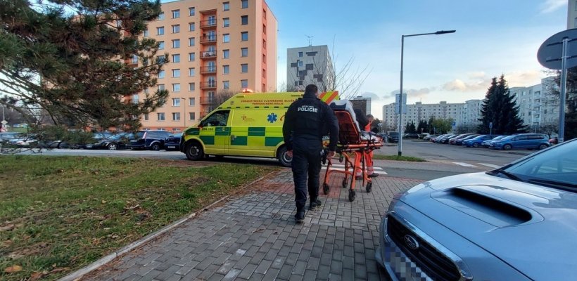 Zraněný senior nedokázal po pádu chodit; Strážníci domluvili zamčenému autu