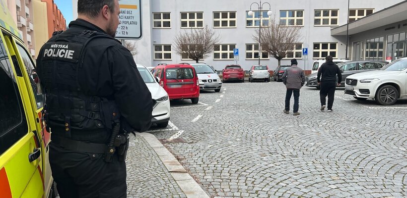 Strážníci v soudní přestávce doručili do jednací síně obžalovaného; Tři dopravní nehody a každá jiná