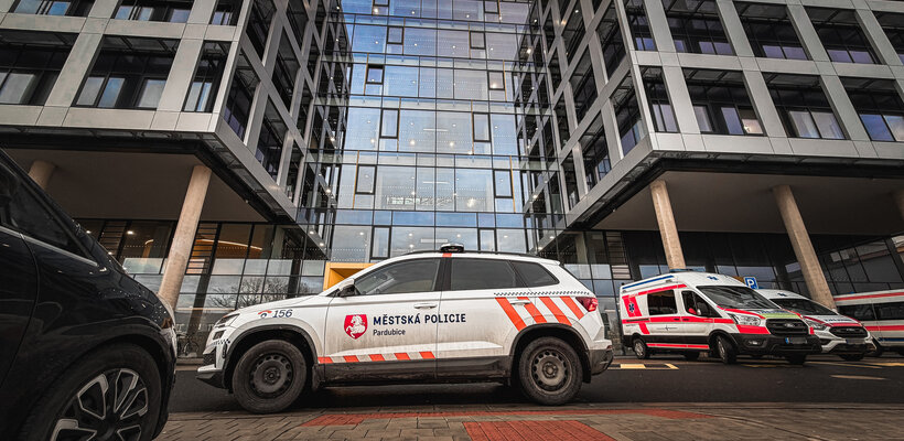 Lékař se obával o pacientku. Strážníci ženu našli a dopravili do nemocnice