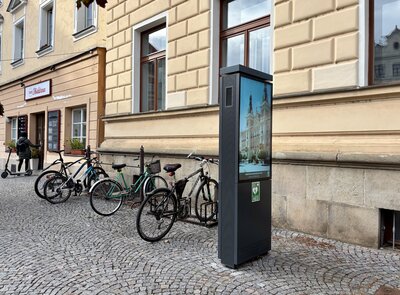 Pardubice mají nový defibrilátor před radnicí. V krizové situaci může zachránit život