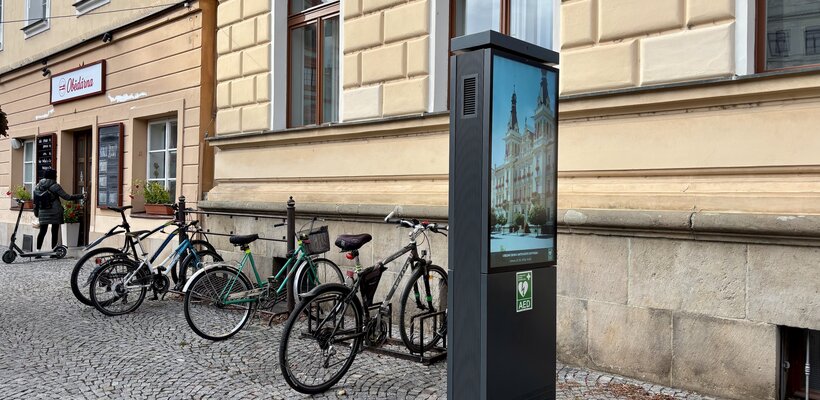 Pardubice mají nový defibrilátor před radnicí. V krizové situaci může zachránit život