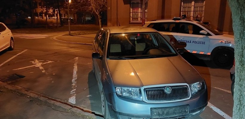 Z praskajícího ledu v noci vykazovali strážníci bruslaře; Utrhl značku z auta, protože šel okolo