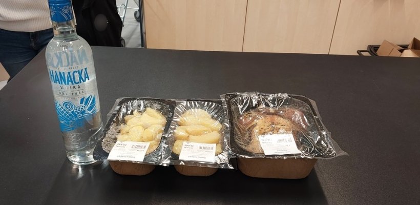 Stolečku prostři se. Ale zdarma