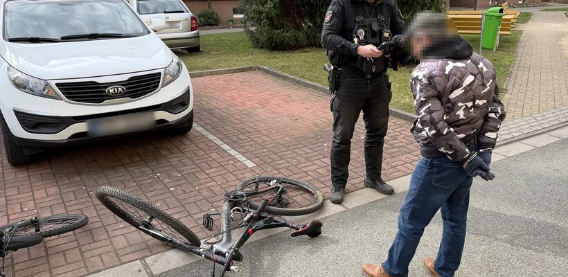 Z kradeného kola jej sundali strážníci do pár minut