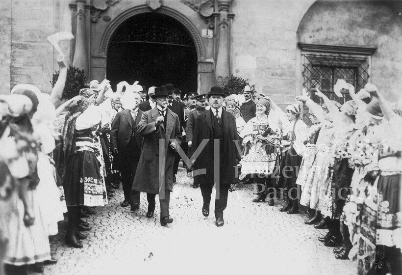 Císařské a prezidentské návštěvy v Pardubicích 1866–1990