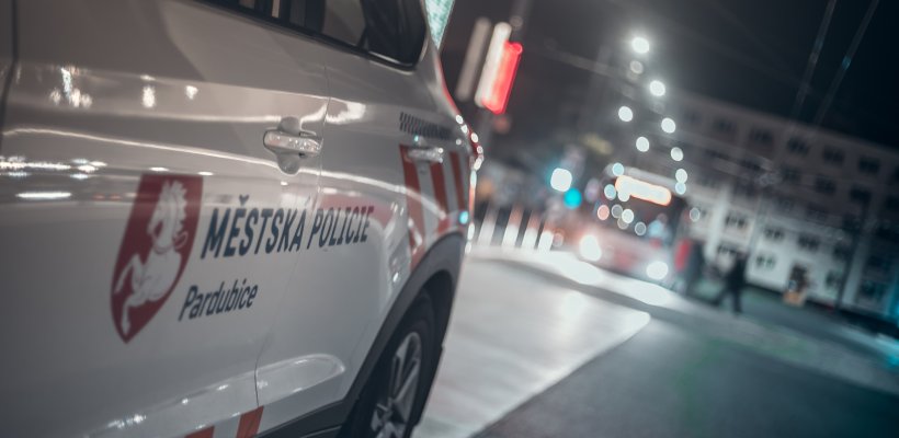 Seniorka vyrazila ven v polospánku. Bez bot, v pyžamu a zimní bundě. Další neznala ani své jméno