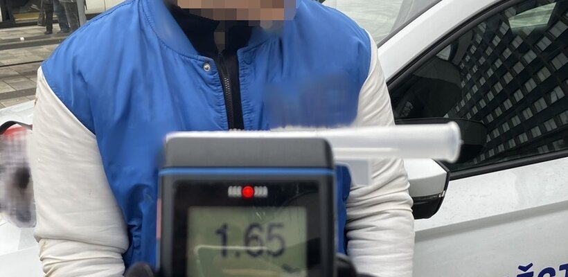 16letý mladík pod vlivem alkoholu i drog. Chytil pod krkem dívku, prát se chtěl i se strážníky; Hledaná dívka jela v autobuse načerno. Dojela na policejní stanici