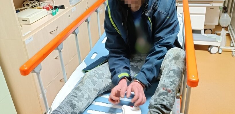 Vystupoval ze sanitky, utíkal lékařům, nakonec dostal troje pouta