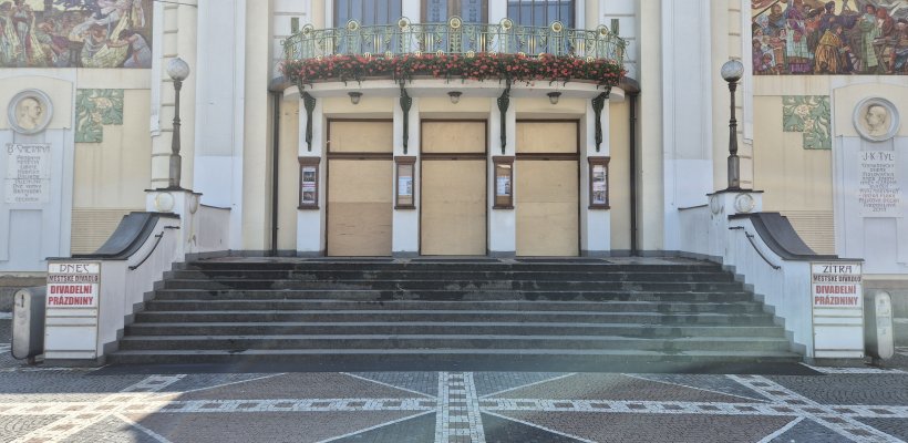 Tmavě modrá a tyrkysová. Okna pardubického divadla získají svou původní barevnost