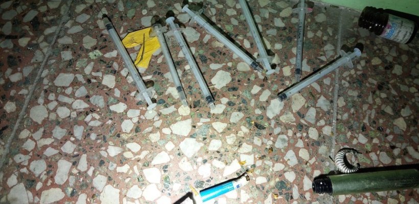 Jeden den, třináct jehel; Jedna přepravní kontrola a hned dva lidi v pátrání; Pád na zem nebyl jediný problém zachraňované seniorky