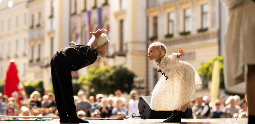 Zrcadlo umění rozezní Pardubice. Festival nabídne dva dny hudby, divadla, vědy i hravou stopu Josefa Gočára