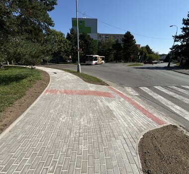 Oprava komunikace – chodníku v ulici Lidmily Malé od přechodu pro chodce v ul. Bartoňova po čp. 613 a v ulici Lidmily Malé a odstranění části nevyužívaného chodníku v ulici Lidmily Malé v křižovatce proti čp. 817