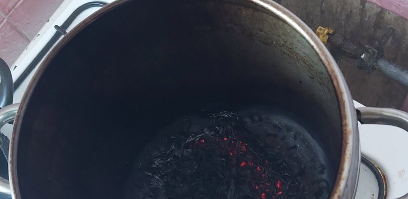 Strážníci budili majitele bytu. Ten se plnil dýmem z plánované snídaně; Prodavačce utekl, strážníkům už ne