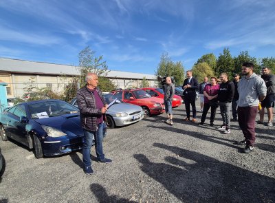 Druhá dražba odtažených vozidel v Pardubicích přilákala více zájemců než premiéra. Všech 14 aut našlo nové majitele